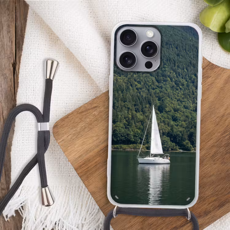 Zeilboot - Water - Bergen - Natuur - Groen Hoesje iPhone 16 Pro Max met koord klein -sfeer4