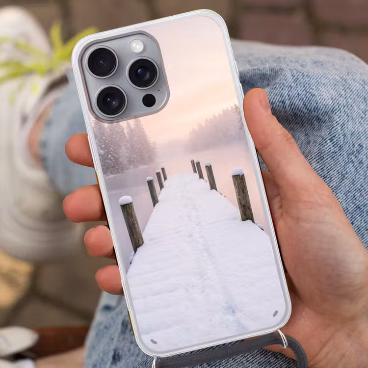 Steiger - Meer - Mist - Winter - Serene Hoesje iPhone 16 Pro Max met koord klein -sfeer3