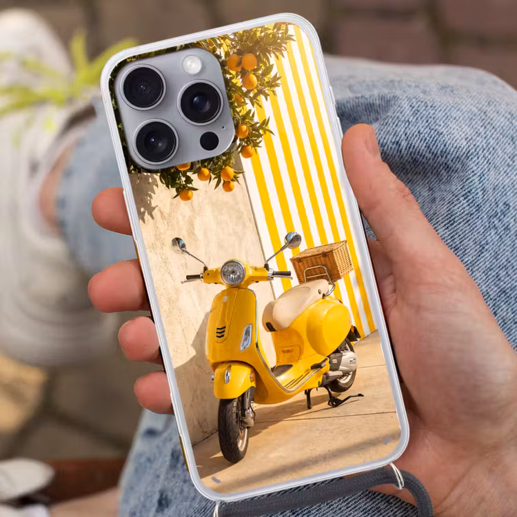 Scooter - Natuur - Zomer - Geel - Mediterraan Hoesje iPhone 16 Pro Max met koord klein -sfeer3