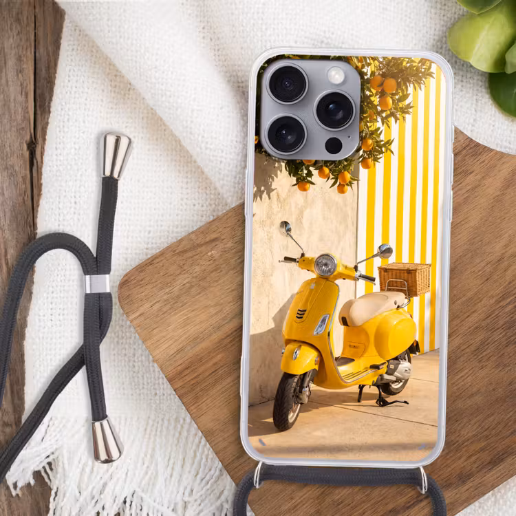 Scooter - Natuur - Zomer - Geel - Mediterraan Hoesje iPhone 16 Pro Max met koord klein -sfeer4