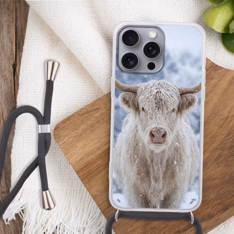 Schotse Hooglander - Sneeuw - Bergen - Winter Hoesje iPhone 16 Pro Max met koord klein -sfeer4