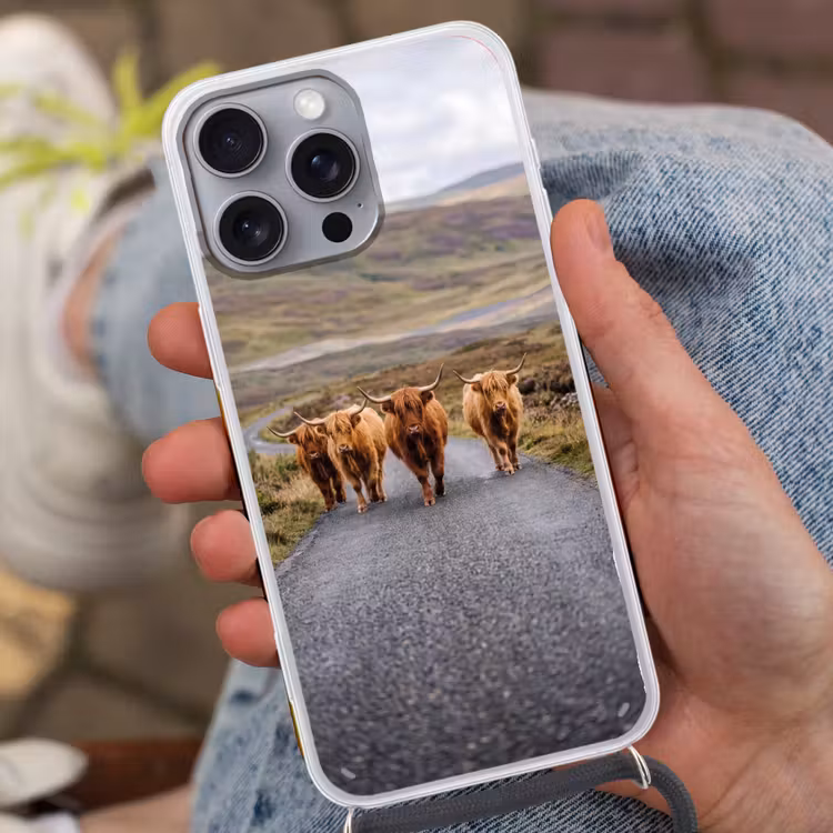 Schotse Hooglanders - Weg - Landschap - Kudde Hoesje iPhone 16 Pro Max met koord klein -sfeer3