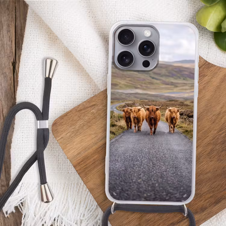 Schotse Hooglanders - Weg - Landschap - Kudde Hoesje iPhone 16 Pro Max met koord klein -sfeer4