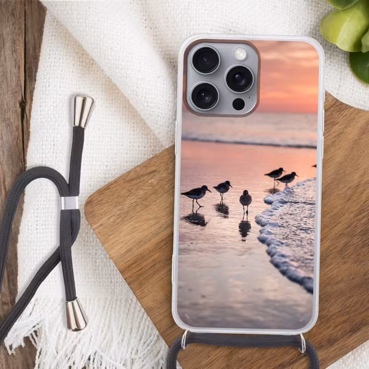 Meeuwen - Strand - Zee - Roze Hoesje iPhone 16 Pro Max met koord klein -sfeer4