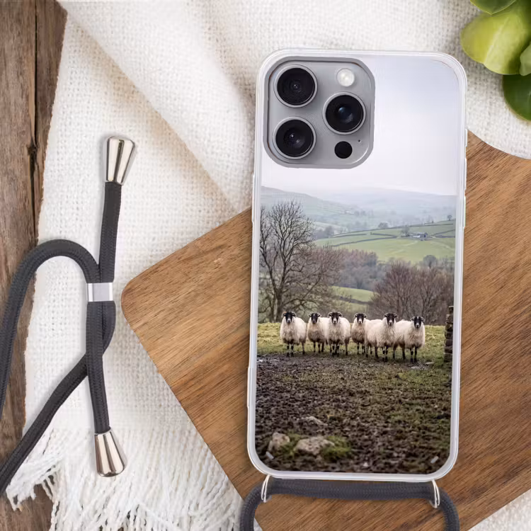 Schapen - Rij - Weide - Dieren - Platteland Hoesje iPhone 16 Pro Max met koord klein -sfeer4
