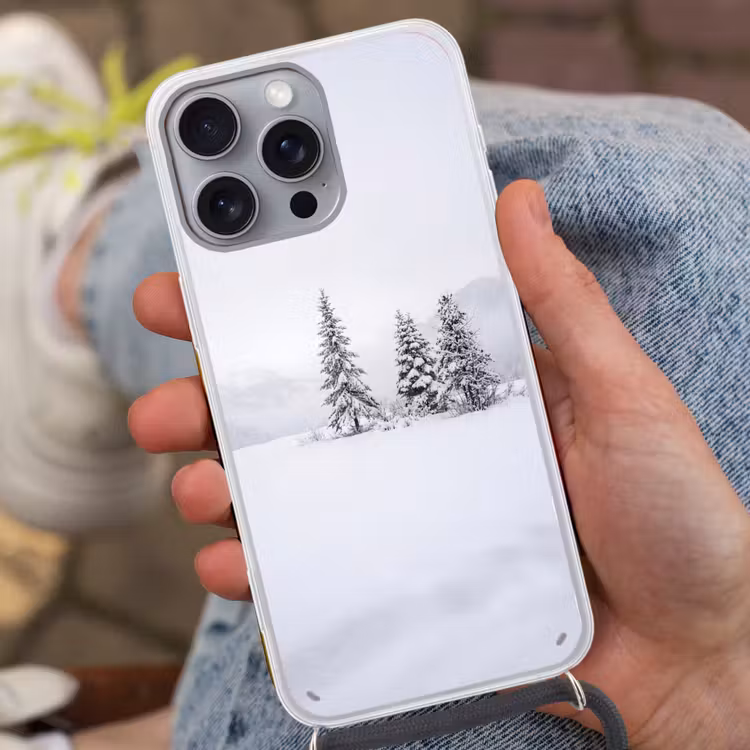 Fijnsparren - Sneeuw - Winter - Landschap - Stilte Hoesje iPhone 16 Pro Max met koord klein -sfeer3