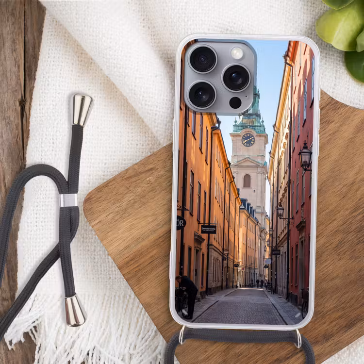 Straat - Klokkentoren - Stad - Architectuur - Historisch Hoesje iPhone 16 Pro Max met koord klein -sfeer4