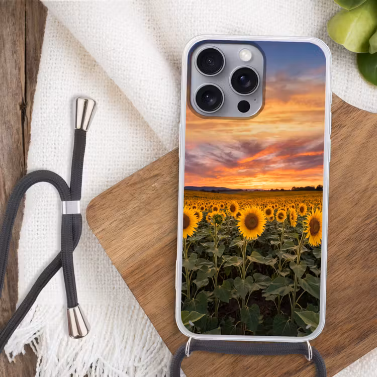 Zonnebloemen - Heuvellandschap - Geel Hoesje iPhone 16 Pro Max met koord klein -sfeer4