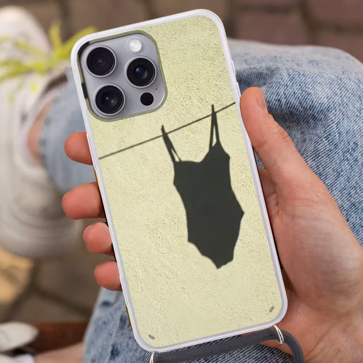 Badpak - Schaduw - Muur - Zomer - Minimalistisch Hoesje iPhone 16 Pro Max met koord klein -sfeer3