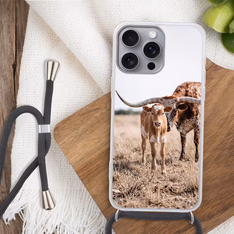 Texas Longhorn - Kalf - Weide - Dieren Hoesje iPhone 16 Pro Max met koord klein -sfeer4
