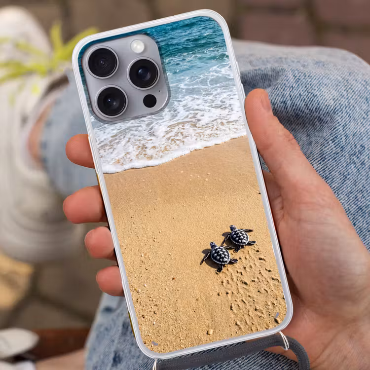 Schildpad - Jong - Strand - Oceaan - Blauw Hoesje iPhone 16 Pro Max met koord klein -sfeer3