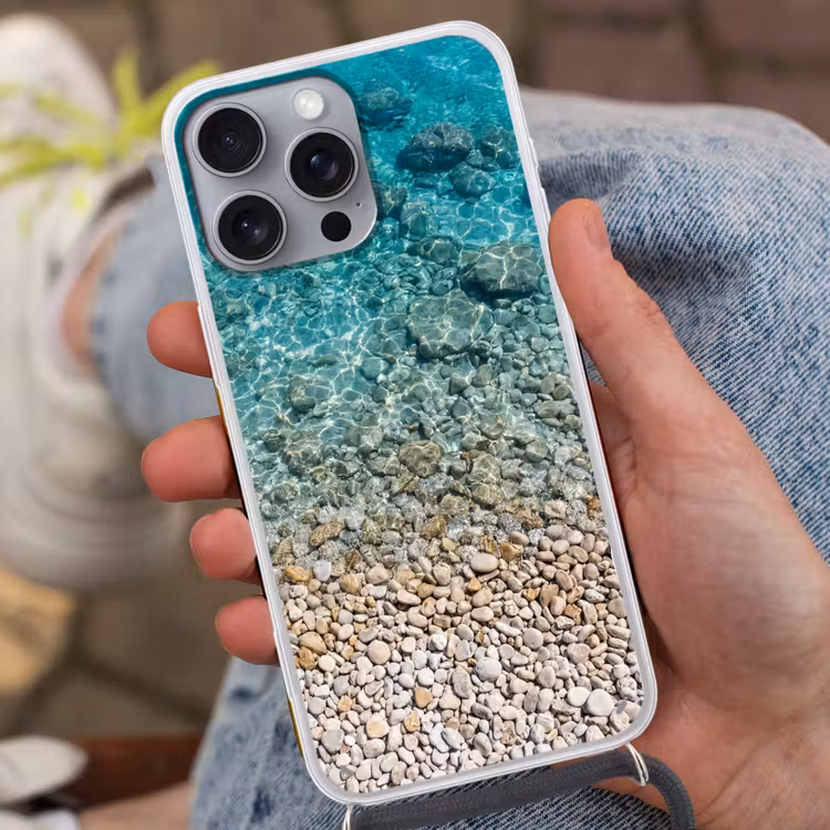 Water - Kiezels - Natuur - Levendig - Turkoois Hoesje iPhone 16 Pro Max met koord klein -sfeer3
