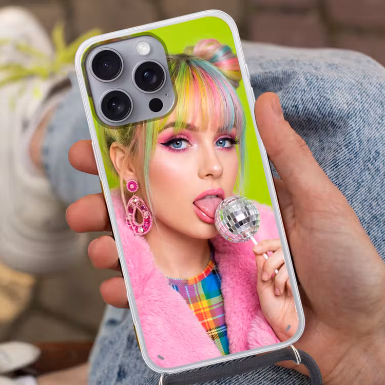 Vrouw - Kleurrijk haar - Pop art - Modern - Levendig Hoesje iPhone 16 Pro Max met koord klein -sfeer3