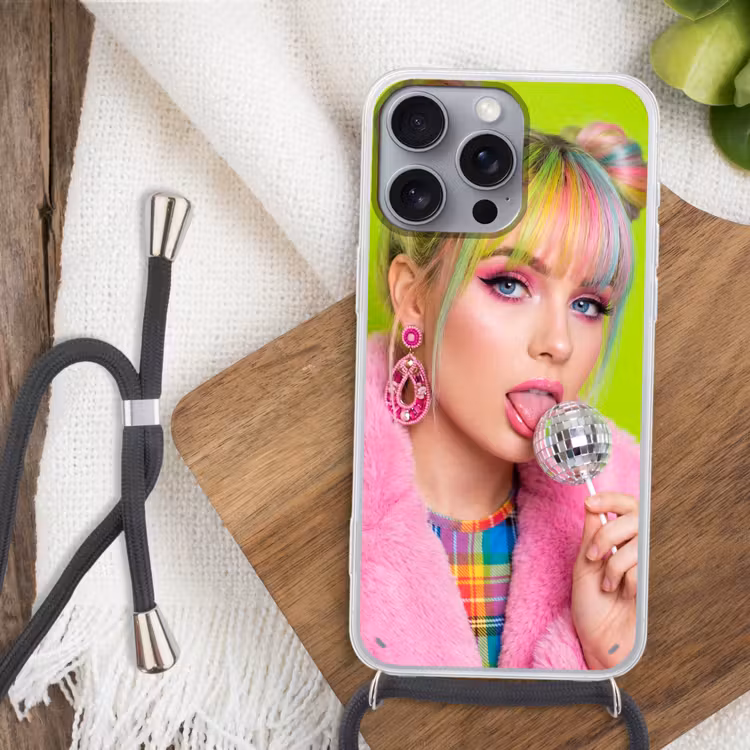 Vrouw - Kleurrijk haar - Pop art - Modern - Levendig Hoesje iPhone 16 Pro Max met koord klein -sfeer4
