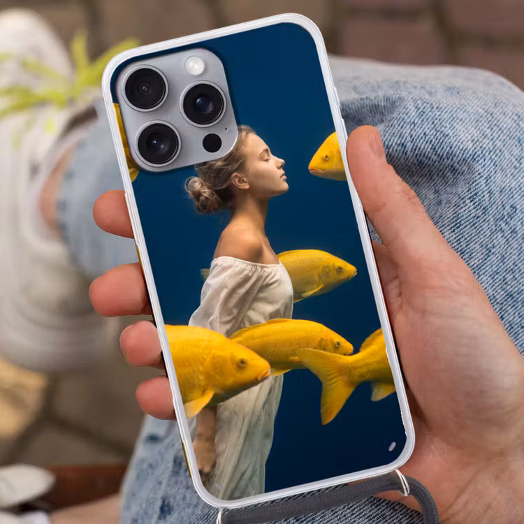 Vrouw - Vis - Water - Natuur - Geel Hoesje iPhone 16 Pro Max met koord klein -sfeer3