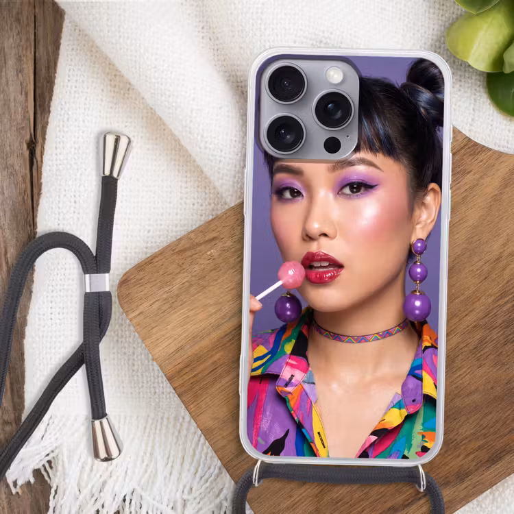 Vrouw - Portret - Make-up - Paars - Levendig Hoesje iPhone 16 Pro Max met koord klein -sfeer4