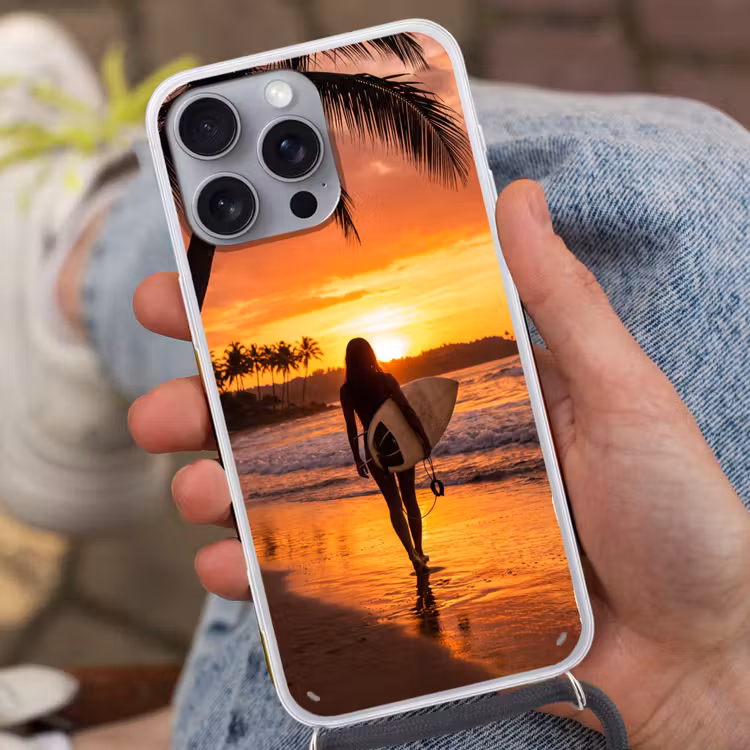 Vrouw - Surfplank - Strand - Zonsondergang - Oranje Hoesje iPhone 16 Pro Max met koord klein -sfeer3