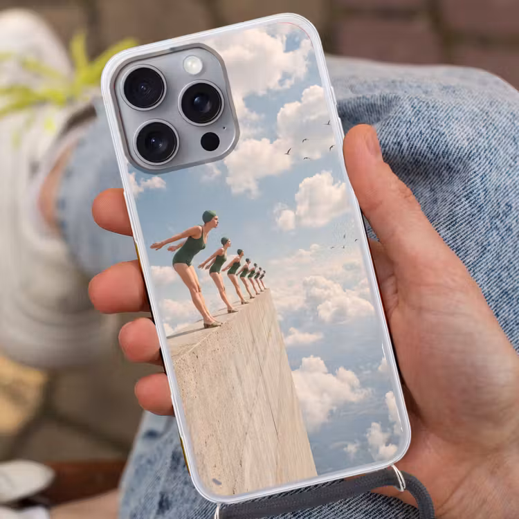 Phone case crossbody - Women - Diving Pose - Clouds - Vrouwen - Duikhouding - Wolken Hoesje iPhone 16 Pro Max met koord klein