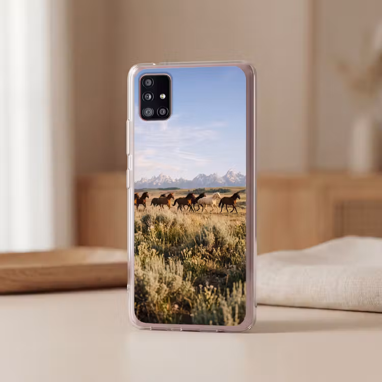 Paarden - Kudde - Bergen - Vrijheid - Wild Telefoonhoesje Samsung Galaxy A51 5G klein -sfeer2