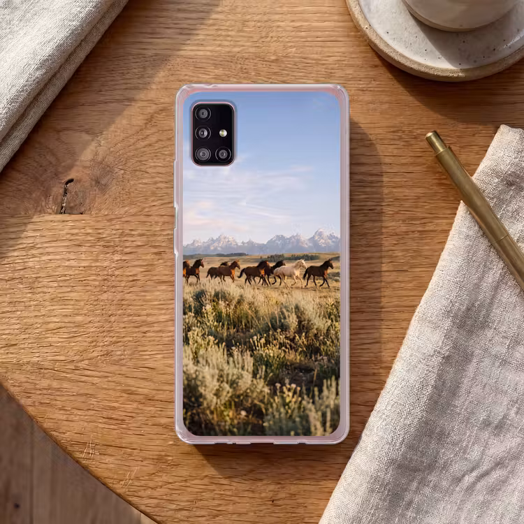 Paarden - Kudde - Bergen - Vrijheid - Wild Telefoonhoesje Samsung Galaxy A51 5G klein -sfeer1