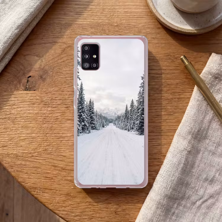Weg - Sneeuw - Naaldbos - Winter - Avontuurlijk Telefoonhoesje Samsung Galaxy A51 5G klein -sfeer1