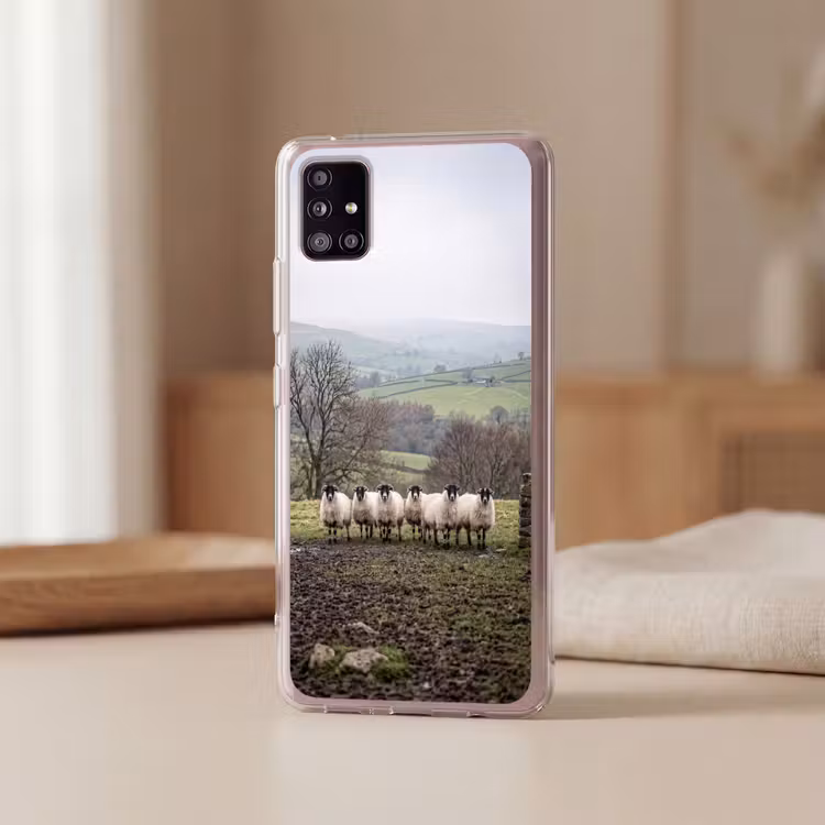 Schapen - Rij - Weide - Dieren - Platteland Telefoonhoesje Samsung Galaxy A51 5G klein -sfeer2