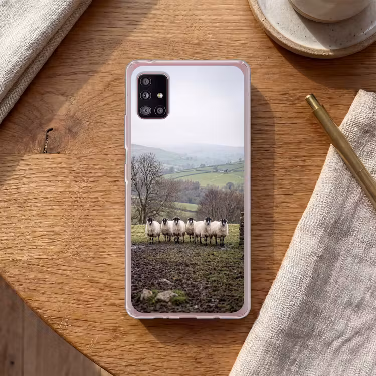 Schapen - Rij - Weide - Dieren - Platteland Telefoonhoesje Samsung Galaxy A51 5G klein -sfeer1