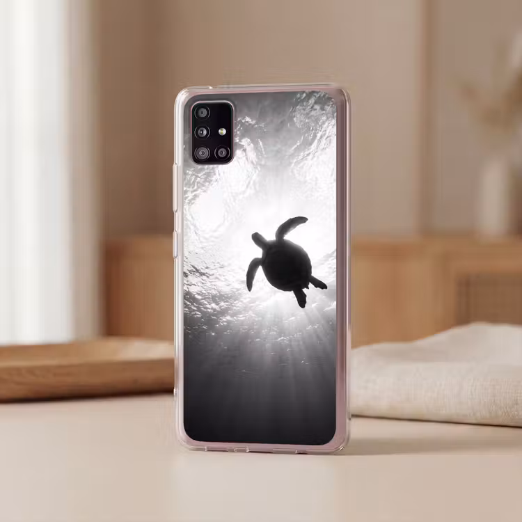 Schildpad - Onderwater - Lichtstralen - Oceaan - Zwart-wit Telefoonhoesje Samsung Galaxy A51 5G klein -sfeer2