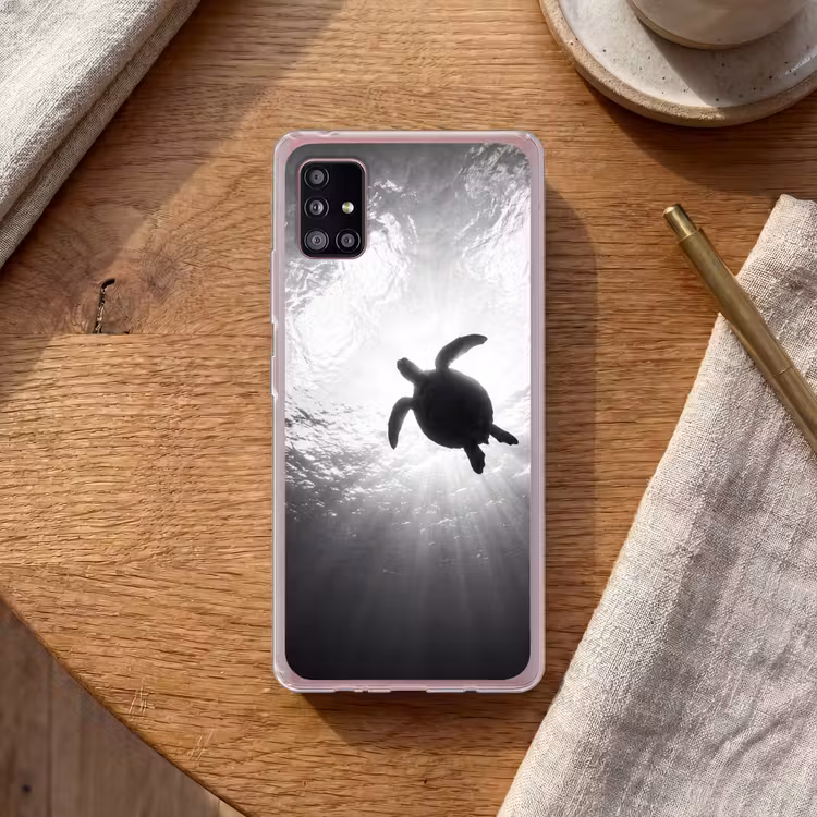 Schildpad - Onderwater - Lichtstralen - Oceaan - Zwart-wit Telefoonhoesje Samsung Galaxy A51 5G klein -sfeer1
