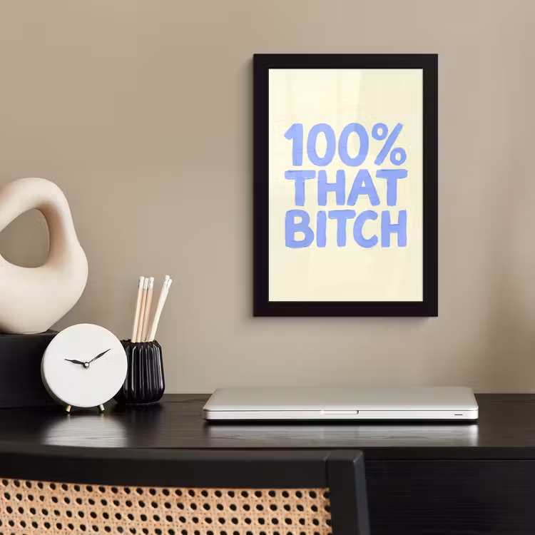 100% that bitch - Blauw - Wit fotolijst zwart zonder passe partout klein -sfeer1