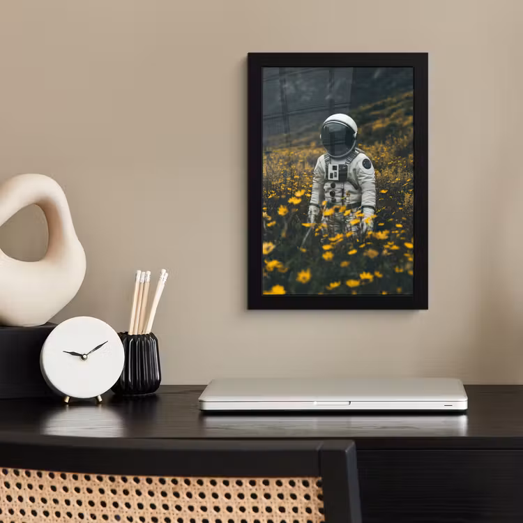 Astronaut - Bloemen - Veld - Geel fotolijst zwart zonder passe partout klein -sfeer1