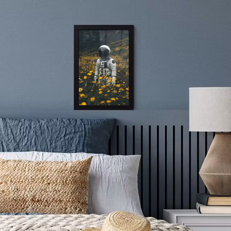 Astronaut - Bloemen - Veld - Geel fotolijst zwart zonder passe partout klein -sfeer3