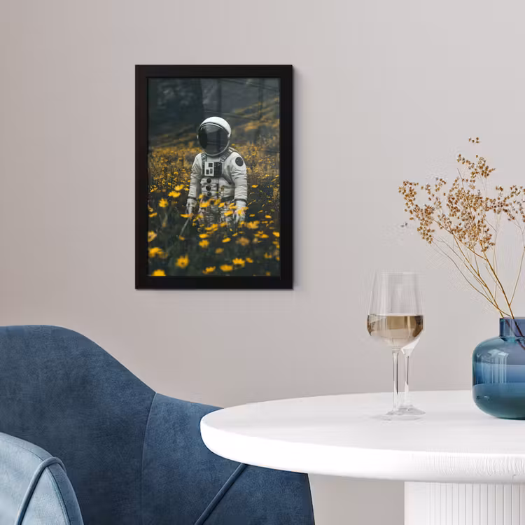 Astronaut - Bloemen - Veld - Geel fotolijst zwart zonder passe partout klein -sfeer4