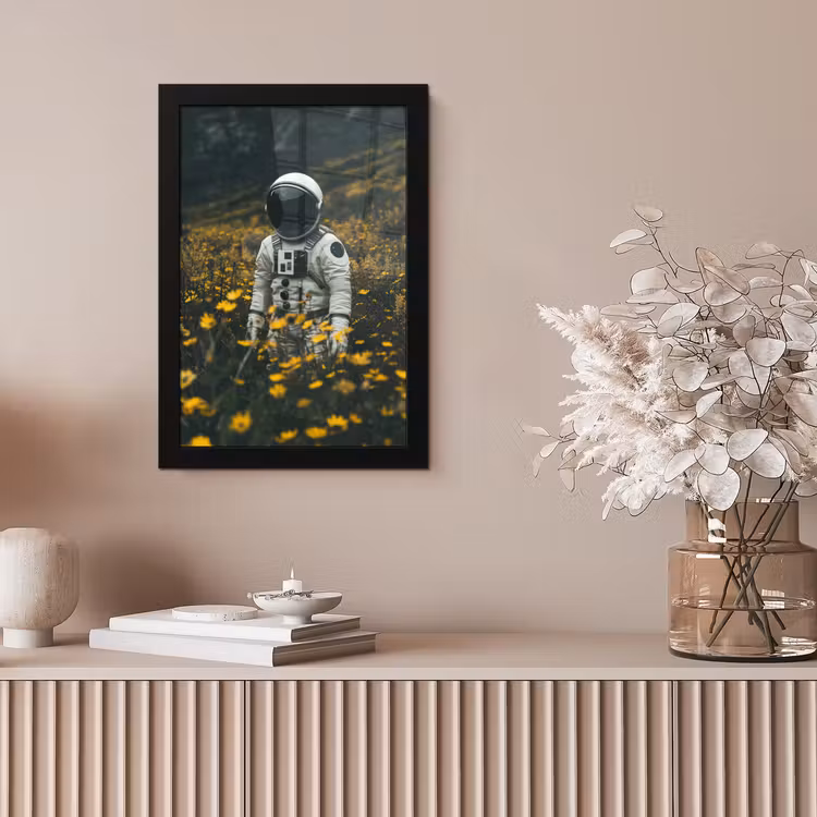 Astronaut - Bloemen - Veld - Geel fotolijst zwart zonder passe partout klein -sfeer5