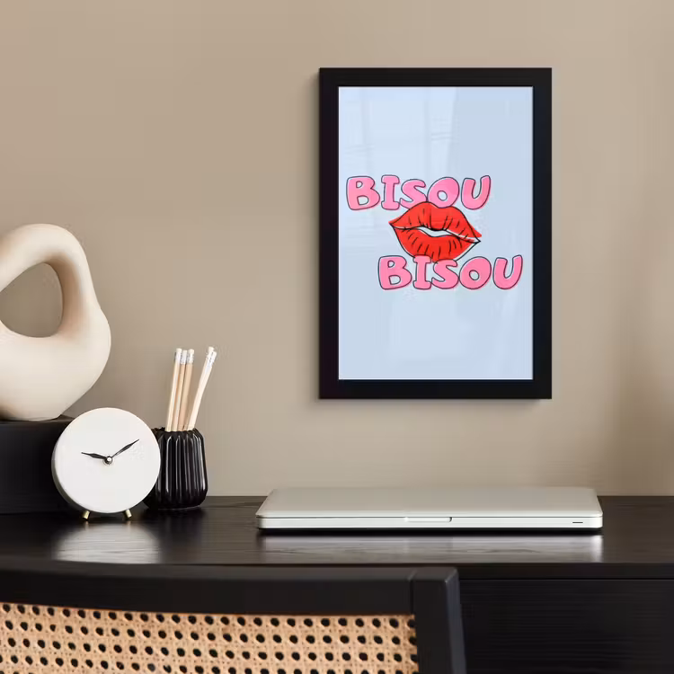 Bisou - Blauw - Roze - Lippen fotolijst zwart zonder passe partout klein -sfeer1
