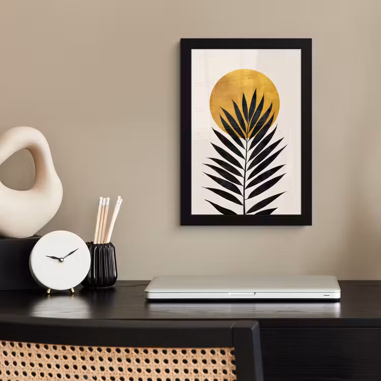 Zwart palmblad - Gouden cirkel - Beige achtergrond fotolijst zwart zonder passe partout klein -sfeer1