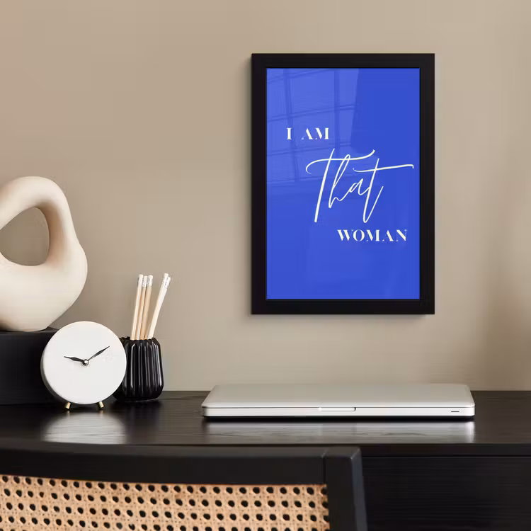Blauw - I am that woman - Sierlijk - Minimalistisch fotolijst zwart zonder passe partout klein -sfeer1