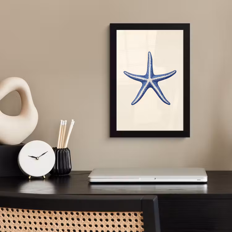 Blauwe zeester - Minimalistisch - Beige fotolijst zwart zonder passe partout klein -sfeer1