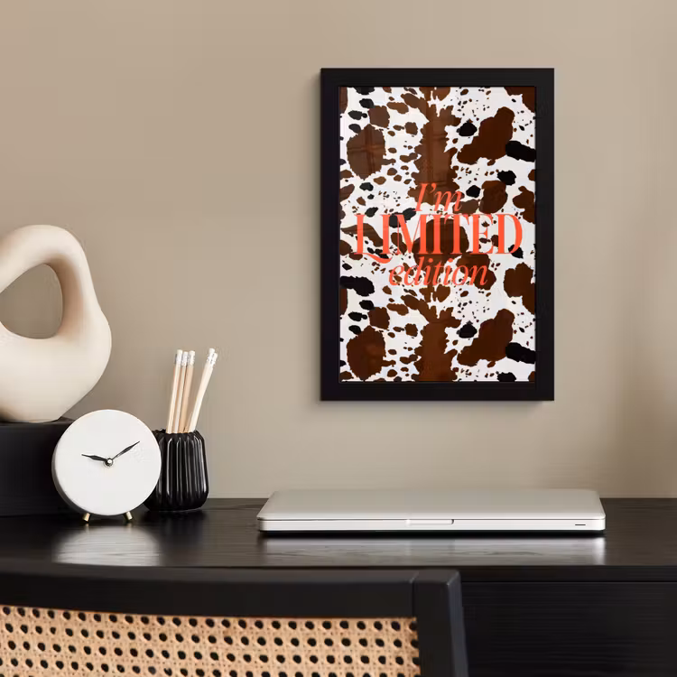Koeienprint - Limited edition - Rood fotolijst zwart zonder passe partout klein -sfeer1