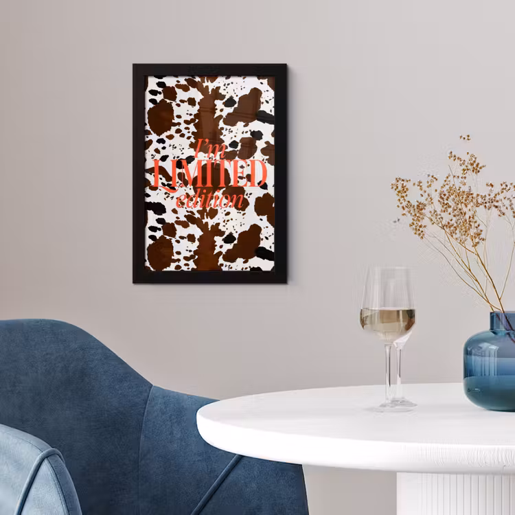 Koeienprint - Limited edition - Rood fotolijst zwart zonder passe partout klein -sfeer4