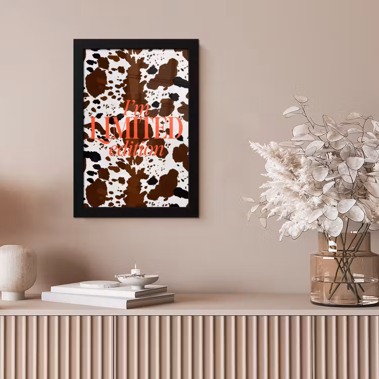 Koeienprint - Limited edition - Rood fotolijst zwart zonder passe partout klein -sfeer5