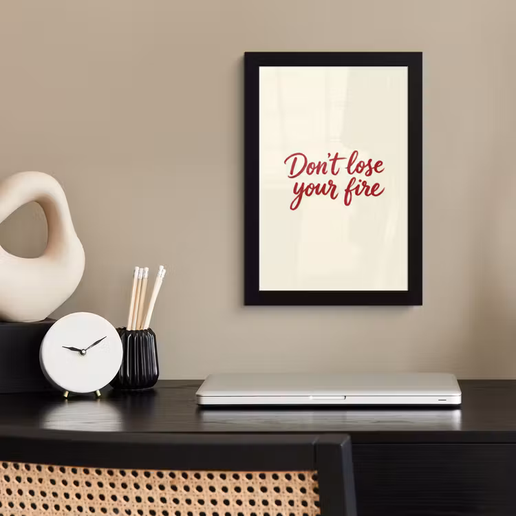 Don't lose your fire - Rood - Wit - Minimalistisch fotolijst zwart zonder passe partout klein -sfeer1