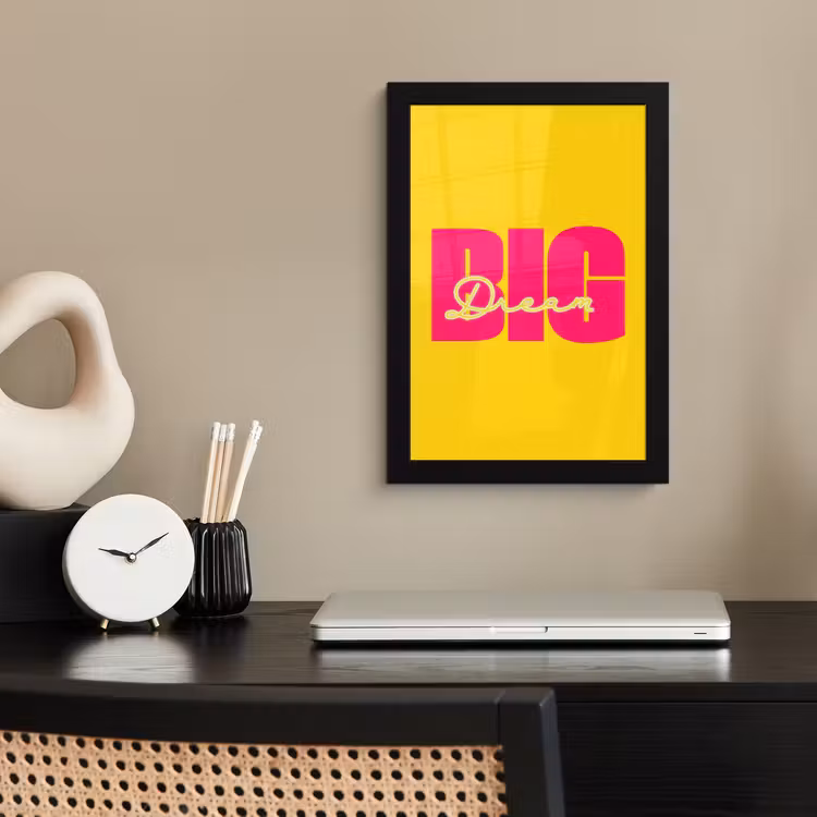 Dream big - Geel - Roze fotolijst zwart zonder passe partout klein -sfeer1