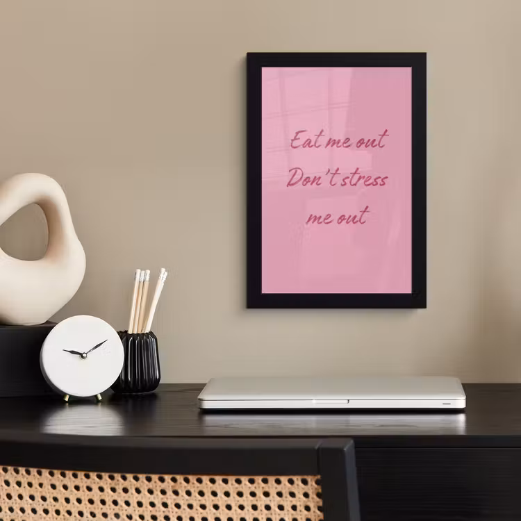 Eat me out don't stress me out - Roze - Handgeschreven fotolijst zwart zonder passe partout klein -sfeer1