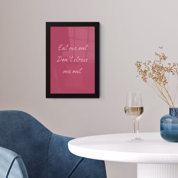 eat me out don't stress me out - Roze - Minimalistisch fotolijst zwart zonder passe partout klein -sfeer4