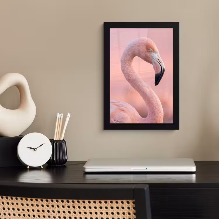 Flamingo - Portret - Roze fotolijst zwart zonder passe partout klein -sfeer1