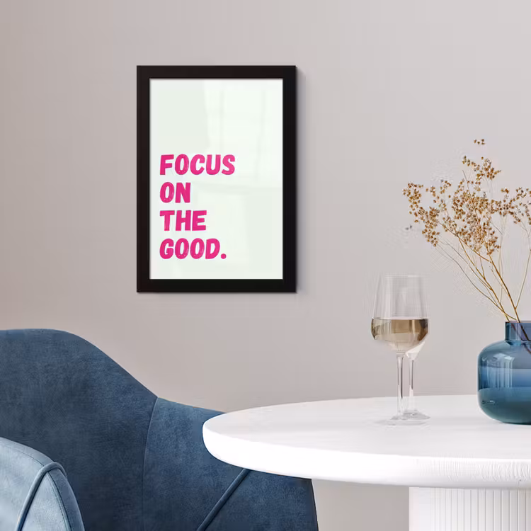 Focus on the good - Beige - Roze fotolijst zwart zonder passe partout klein -sfeer4