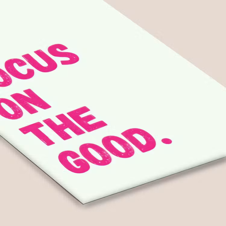 Focus on the good - Beige - Roze fotolijst zwart zonder passe partout klein -zsfeer6