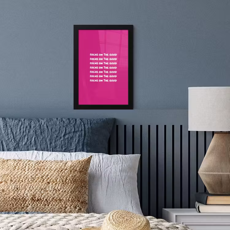 Focus on the good - Roze - wit fotolijst zwart zonder passe partout klein -sfeer3