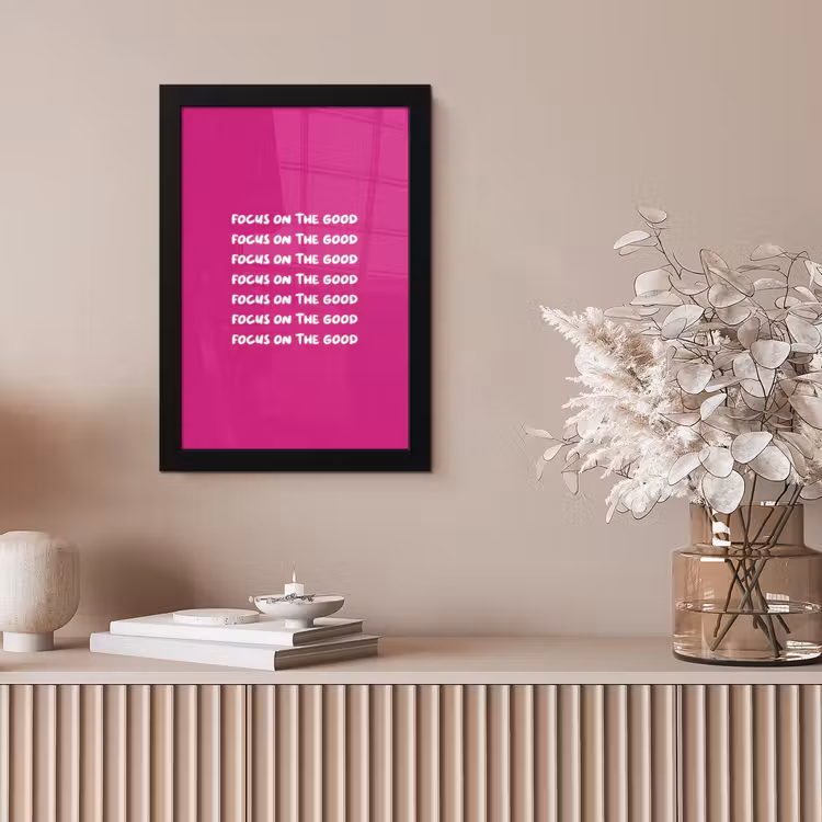 Focus on the good - Roze - wit fotolijst zwart zonder passe partout klein -sfeer5